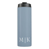 Dusty Blue und White | Modernes Monogramm Thermosbecher (Vorderseite)