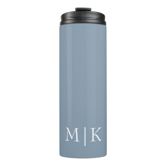 Dusty Blue und White | Modernes Monogramm Thermosbecher (Vorderseite)