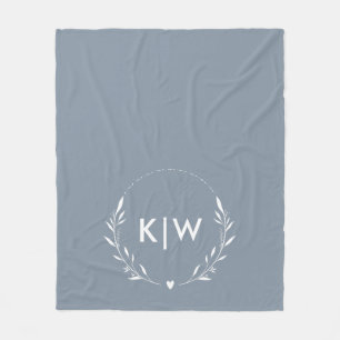 Dusty Blue und White   Monogram für moderne Initia Fleecedecke