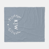 Dusty Blue und White | Monogram für moderne Initia Fleecedecke (Vorderseite (Horizontal))
