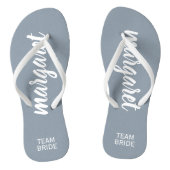Dusty Blue und White Personalisiert Team Bride Badesandalen (Fußbett)
