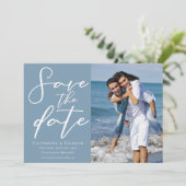 Dusty Blue Verlobung Couple Foto Coastal Save The Date (Stehend Vorderseite)