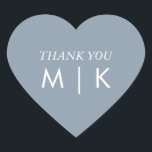 Dusty Blue Vielen Dank Monogram Trendy Wedding Herz-Aufkleber<br><div class="desc">Mit Monogramm-Initialen gedruckt (die Sie bearbeiten, ändern und personalisieren können) in benutzerdefinierten staubblauen Farbe mit benutzerdefinierten Dankeschön-Nachricht!</div>