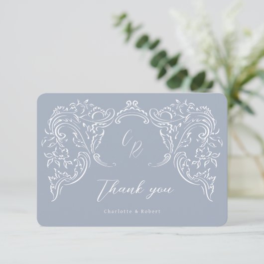 Dusty Blue Vintag Blüh Monogram Wedding Dankeskarte (Stehend Vorderseite)