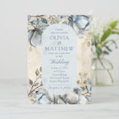Dusty Blue Vintag Floral Elegante Hochzeit Einladung (Stehend Vorderseite)