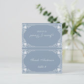 Dusty Blue Vintag Printname Wedding Platzkarte (Stehend Vorderseite)