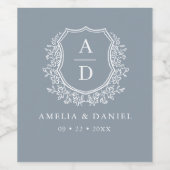 Dusty Blue Wappen Moderne Monogram Wedding Weinetikett (Einzelnes Label)