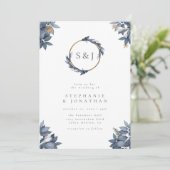 Dusty Blue Watercolor Blätter Monogram Wedding Einladung (Stehend Vorderseite)