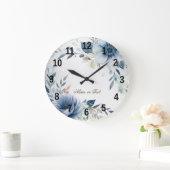 Dusty Blue Watercolor Blume Silver Elegante Große Wanduhr (Zuhause)