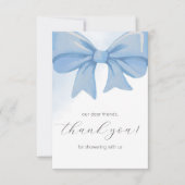 Dusty Blue Watercolor Bow Baby Dusche Dankeskarte (Vorderseite)