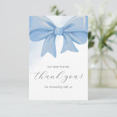 Dusty Blue Watercolor Bow Baby Dusche Dankeskarte (Stehend Vorderseite)