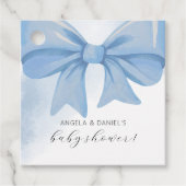 Dusty Blue Watercolor Bow Baby Dusche Geschenkanhänger (Vorderseite)