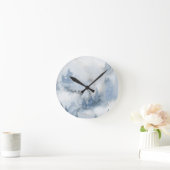 Dusty Blue Watercolor Misty Abstrakt Forest Runde Wanduhr (Zuhause)