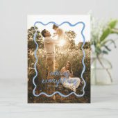 Dusty Blue Wavy Squiggle Border Holiday Foto Card Einladung (Stehend Vorderseite)
