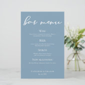 Dusty Blue Wedding Bar Menu mit weißer Typografie (Stehend Vorderseite)