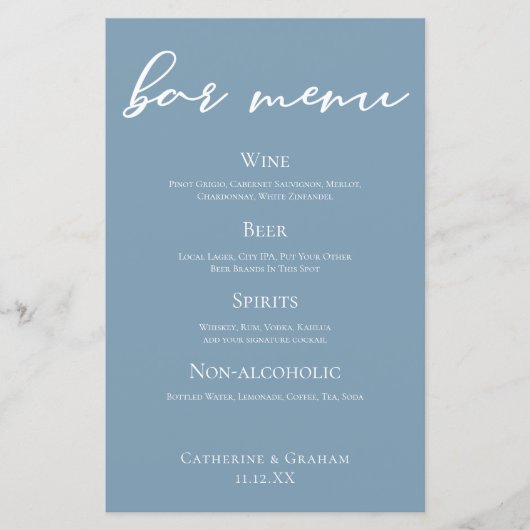 Dusty Blue Wedding Bar Menu mit weißer Typografie (Vorderseite)