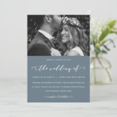 Dusty Blue Wedding Calligraphy and Foto Einladung (Stehend Vorderseite)
