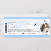 Dusty Blue Wedding Einladung Boarding Pass Ticket (Vorderseite)