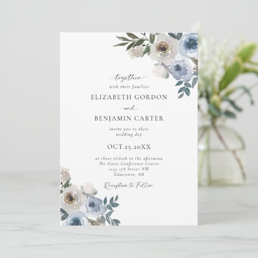 Dusty Blue Wedding Floral Elegantes Script Rustic Einladung (Stehend Vorderseite)