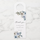Dusty Blue Wedding Floral Elegantes Script Rustic Flaschenanhänger (Vorderseite)