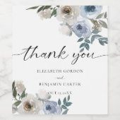 Dusty Blue Wedding Floral Elegantes Script Rustic Weinetikett (Einzelnes Label)