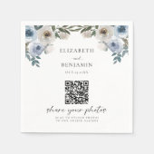 Dusty Blue Wedding Floral Share Fotos QR Code Serviette (Vorderseite)