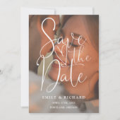 Dusty Blue Wedding Foto Elegantes Script QR Code Save The Date (Vorderseite)
