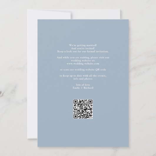Dusty Blue Wedding Foto Elegantes Script QR Code Save The Date (Rückseite)