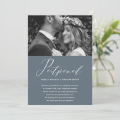 Dusty Blue Wedding Postponement New Date Foto Ankündigung (Stehend Vorderseite)