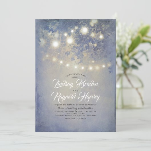 Dusty Blue Wedding | Rustikale String Lights Einladung (Stehend Vorderseite)