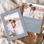 Dusty Blue Wedding Vielen Dank Foto Minimalistisch Dankeskarte<br><div class="desc">Dusty Blue Romantic Wedding Dankeschön Karten,  die ein Foto auf der Vorder-und Rückseite haben. Die Dankeschön-Karten enthalten eine moderne,  handgeschriebene,  kursive Schriftzeichen-Typografie,  die elegant,  einfach und modern nach einem minimalistischen einfachen Hochzeitstag-Fest zu verwenden sind.</div>