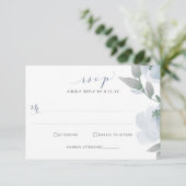 Dusty Blue Wedding Watercolor Soft Floral RSVP Karte (Stehend Vorderseite)