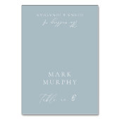 Dusty Blue & White Calligraphy Wedding Platzkarte Tischnummer (Vorderseite)