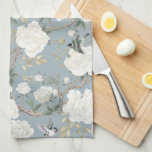 Dusty Blue White Chinoiserie Blumenstrauß Geschirrtuch<br><div class="desc">Schönes chinoiserie-inspiriertes Design mit weichen,  weißgepflückten Blume aus Elfenbein und elegantem Set vor luxuriösem,  staubblauen Hintergrund</div>