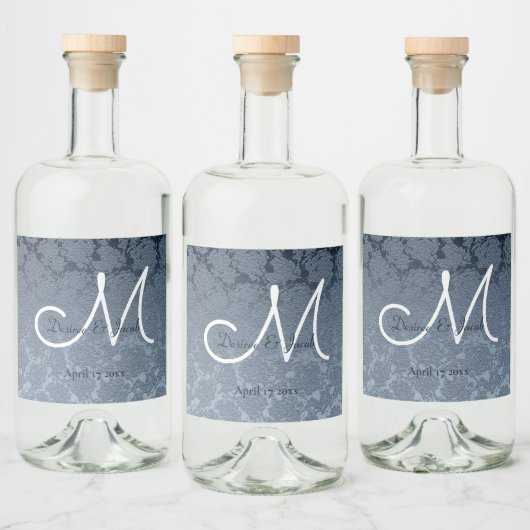 Dusty Blue White Elegant Wedding Monogram Floral Alkoholflaschenetikett (Flaschen)