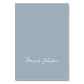 Dusty Blue White Elegante Platzkarten mit vollem N Tischnummer (Vorderseite)