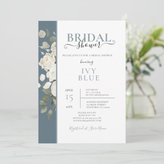 Dusty Blue White Floral Bridal Dusche Einladung (Stehend Vorderseite)
