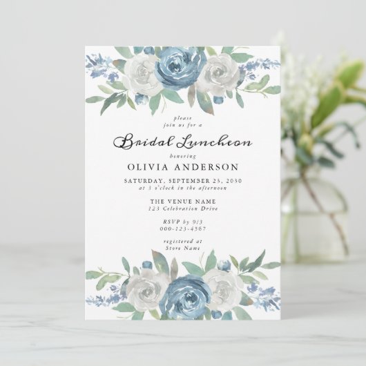 Dusty Blue & White Floral Bridal Luncheon Einladung (Stehend Vorderseite)