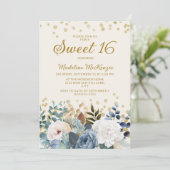 Dusty Blue White Floral Gold Glitzer Sweet 16 Einladung (Stehend Vorderseite)
