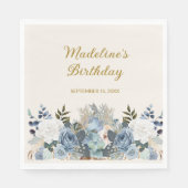 Dusty Blue White Floral Gold Happy Geburtsname Serviette (Vorderseite)