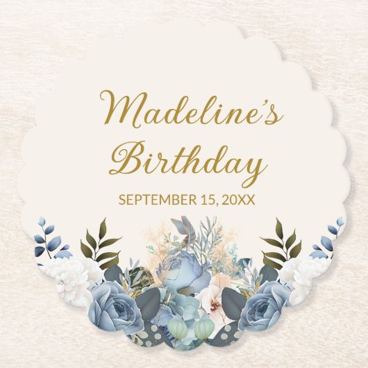 Dusty Blue White Floral Happy Geburtsname Untersetzer (Vorderseite)