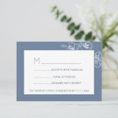 Dusty Blue White Floral Line Art RSVP (Stehend Vorderseite)