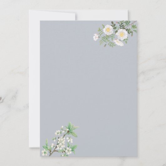 Dusty Blue White Floral Religious Cross Baptism Einladung (Rückseite)