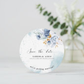 Dusty Blue White Gold Floral Foto Wedding Einladung (Stehend Vorderseite)