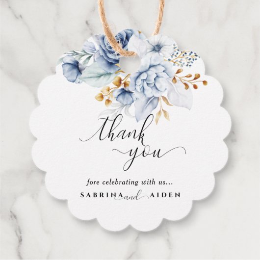 Dusty Blue White Gold Floral Wedding Geschenkanhänger (Rückseite)