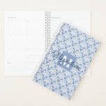Dusty Blue & White Lacy Damask Monogram & Name Planer<br><div class="desc">Dieser schöne Planer oder Terminkalender zeichnet sich durch ein klassisches weißes Damast-Muster auf einem hellblauen grauen Hintergrund aus. Das Design ist personalisiert mit einem Monogramm Anfangsbuchstaben und einem anpassbaren Namen für einen schlichten, aber eleganten Stil. Ideal für die Schule oder Arbeit, oder für jeden mit einem geschäftigen Zeitplan, der die...</div>