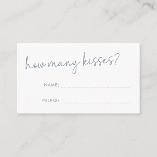 Dusty Blue & White Minimal Wie viele Kisses Game Begleitkarte (Vorderseite)