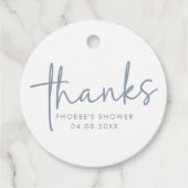 Dusty Blue & White Minimalistisch Script Brautpart Geschenkanhänger (Vorderseite)