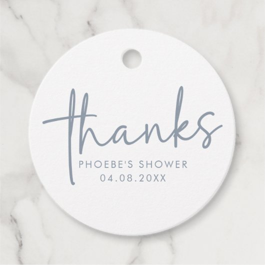 Dusty Blue & White Minimalistisch Script Brautpart Geschenkanhänger (Vorderseite)