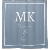 Dusty Blue White Monogram Modern Minimal Trendy Duschvorhang (Vorderseite)